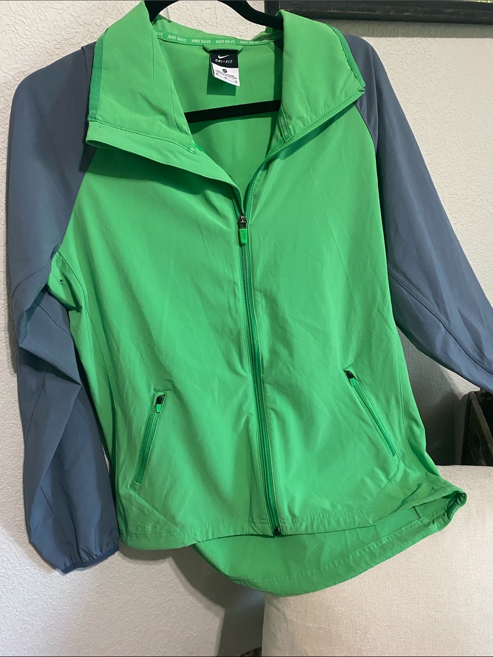 Nike  DRI-FIT jacket sz M. This is a nice sporty jacket. 🏃‍♀️